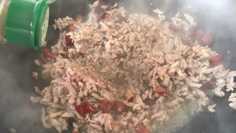 下饭神菜 肉末烧海带,放入少许的白胡椒粉。