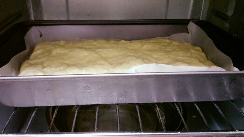 简单早餐～肉松面包,放在烤箱里，下面放一盆开水进行第二次发酵