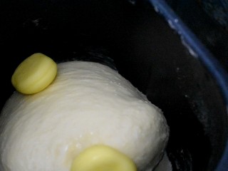 紫薯芋泥肉松包,揉面20分钟后，加入黄油继续揉至出现手套膜。发酵至2倍大