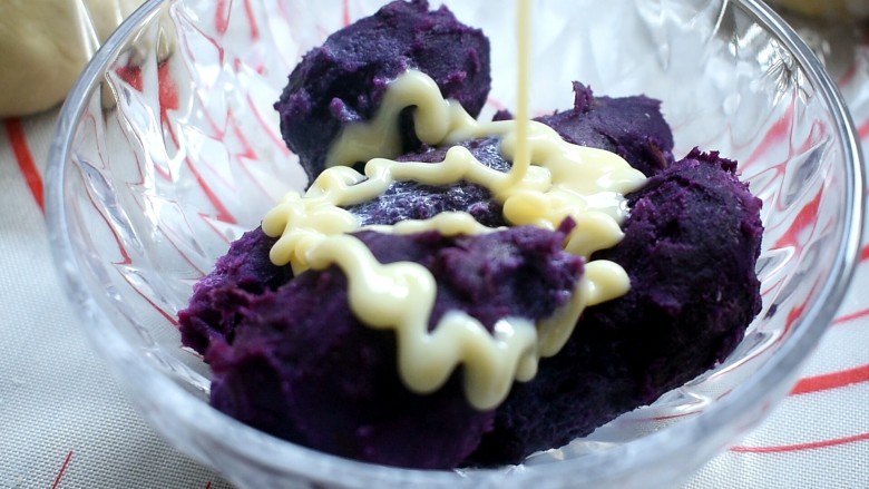 紫薯芋泥肉松包,紫薯也是一样的。先蒸熟，然后放上牛奶和炼乳拌匀