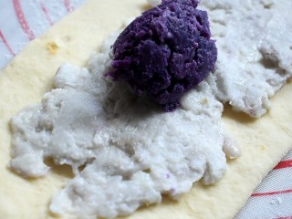 紫薯芋泥肉松包,醒发好的面团，擀成长条状，再依次放上芋泥和紫薯馅
