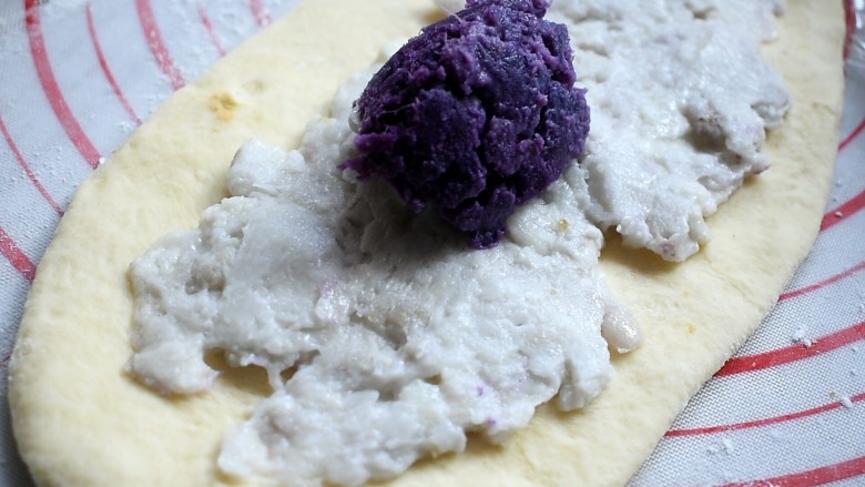 紫薯芋泥肉松包,醒发好的面团，擀成长条状，再依次放上芋泥和紫薯馅