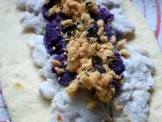 紫薯芋泥肉松包,最上边撒一些肉松。也可以根据个人喜好放些其他馅料