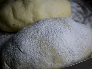 紫薯芋泥肉松包,放到温暖的地方二次发酵至2倍大。然后表面撒上一些面粉