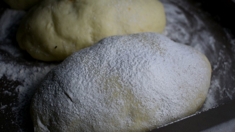 紫薯芋泥肉松包,放到温暖的地方二次发酵至2倍大。然后表面撒上一些面粉