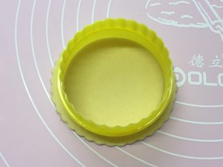枣花馍,再压出一个圆饼，并用比圆饼再小一号的模形压出一个圆形的印痕。