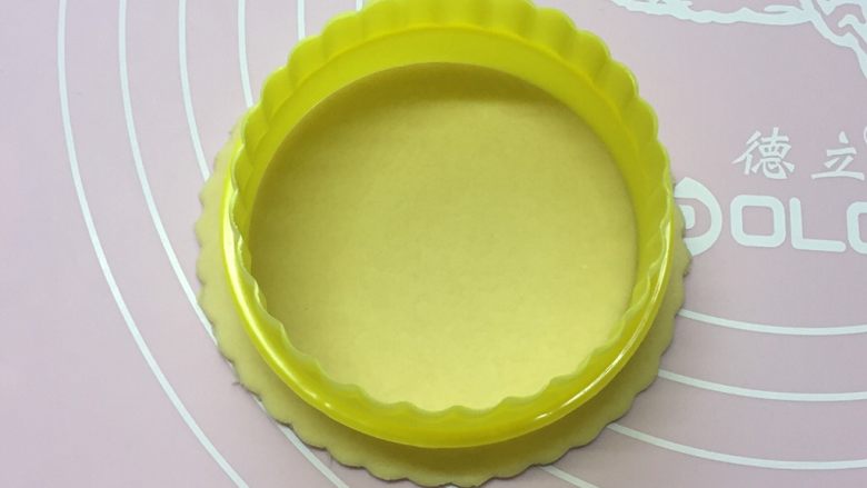 枣花馍,再压出一个圆饼，并用比圆饼再小一号的模形压出一个圆形的印痕。