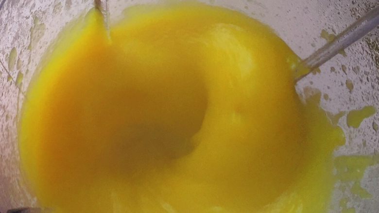 枣花馍,将蒸熟的南瓜放入料理机中打成泥。
