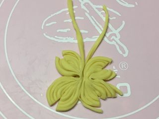 枣花馍,然后用筷子从中间夹起，四个角用刀切开，做好如上图。