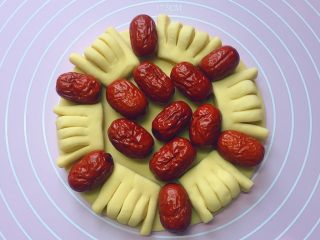 枣花馍,如图：中间放上红枣铺满。