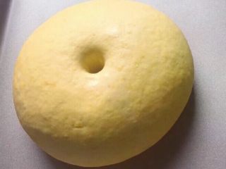 枣花馍,这是发酵好的样子，体积2倍大，手指戳一个洞，洞口，不回缩不变形。