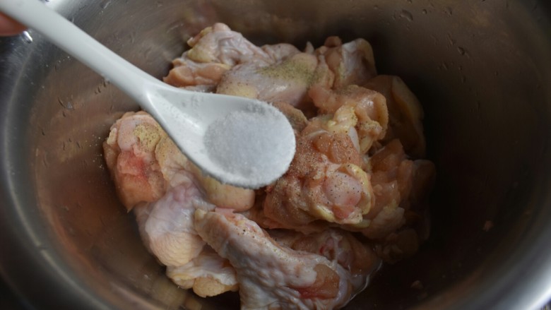 香菇鸡块,食盐半勺