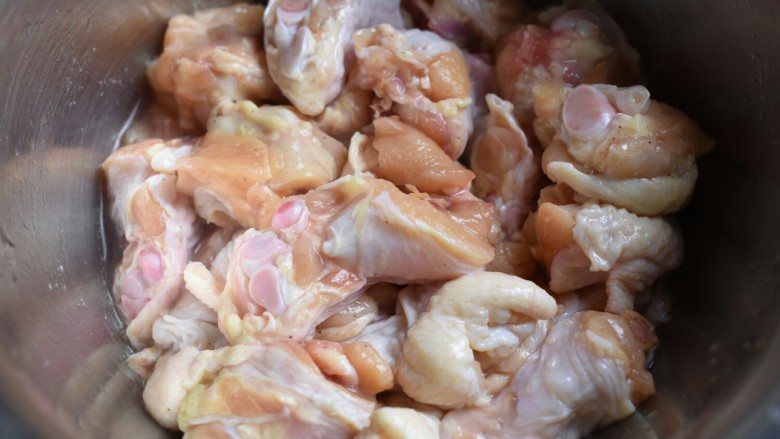 香菇鸡块,搅拌均匀腌制半小时