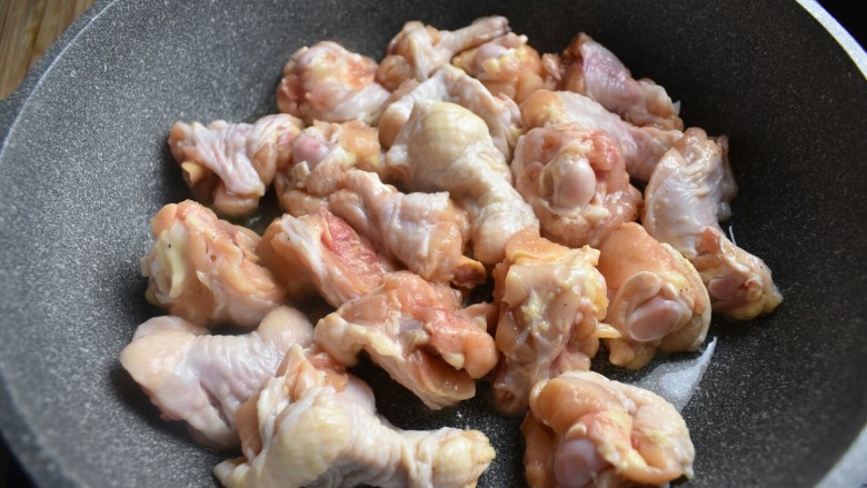 香菇鸡块,锅中倒油，油热下入腌制好的鸡块