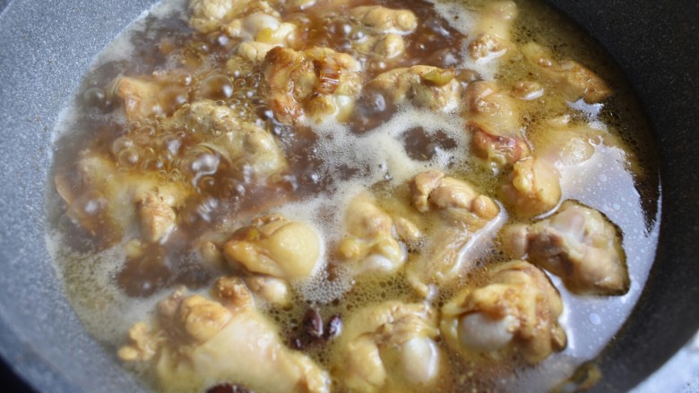 香菇鸡块,倒入足量的热水，没过鸡块即可