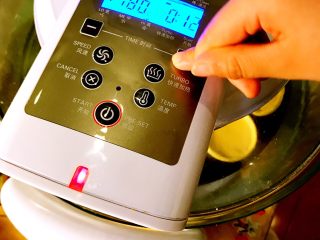 经光波烘焙的三种口味迷你蛋挞,将光波炉温度设置为180摄氏度，烘焙时间设置为15分钟，风速等级设置为最小风速。