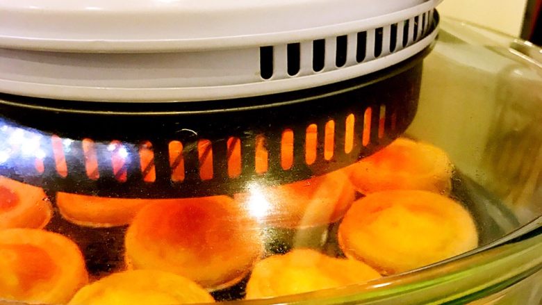 经光波烘焙的三种口味迷你蛋挞,烘焙过程中，蛋挞表面由于光波的加热作用，出现膨胀的现象。