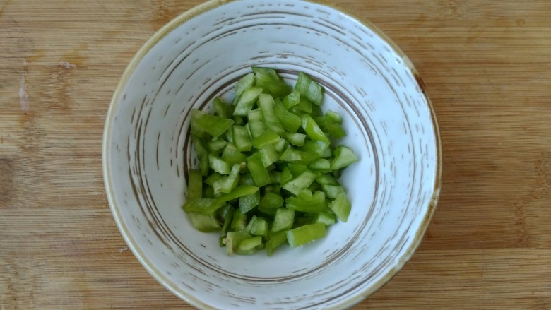 尖椒鸡蛋焖子,把葱和尖椒丁放入碗中。