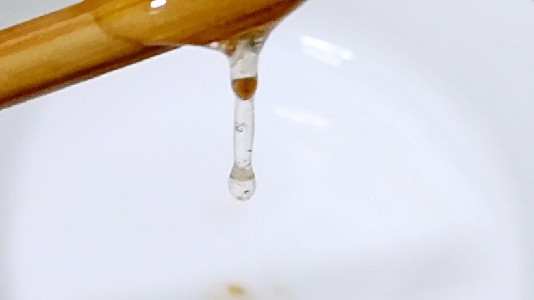冰糖葫芦,冰糖熬到用筷子挑起，快速侵入冷水中拿出会是脆脆的感觉就好了。