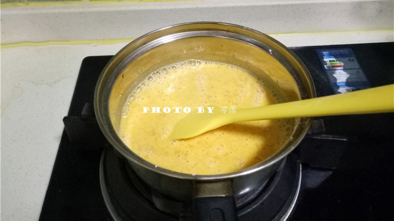 椰蓉南瓜糕,将奶锅置于火上，小火加热；一边加热，一边用刮刀搅拌均匀；防止粘锅；