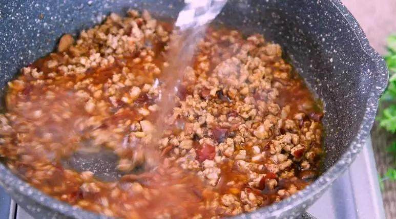 3分钟学会鲜虾酿香菇的做法,营养价值极高,家人更喜欢!,加入清水，小火炒出香味
