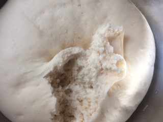 做饼➕发面油酥芝麻饼,面团发酵至两倍大，里面呈蜂窝状