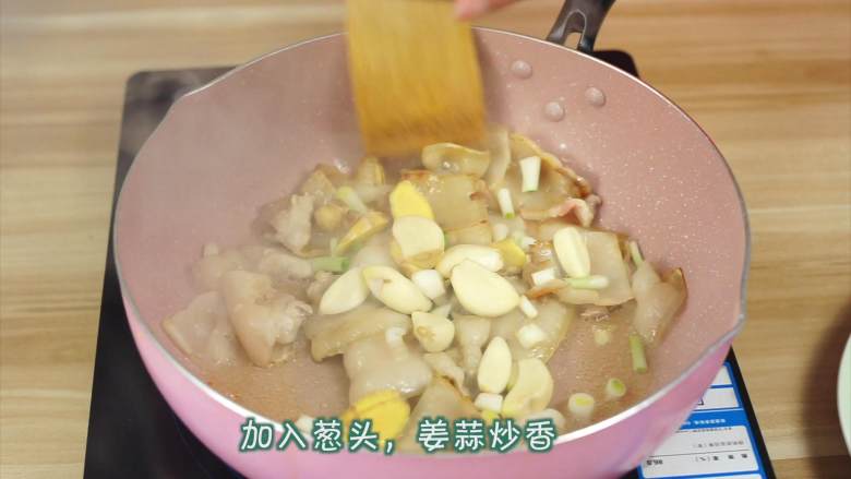 干锅千页豆腐,煸炒出猪油后放入葱姜蒜，继续翻炒至猪肉焦黄，