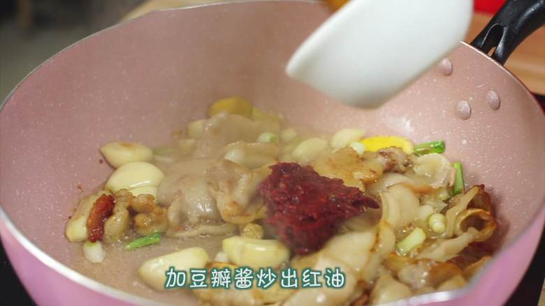 干锅千页豆腐,油脂基本都渗出的时候加入豆瓣酱，炒出红油
