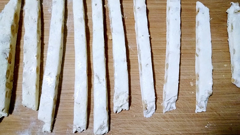 手工牛轧糖（无黄油棉花糖版史上最简单）,冷藏1小时左右取出，切成粗细均匀的长条。