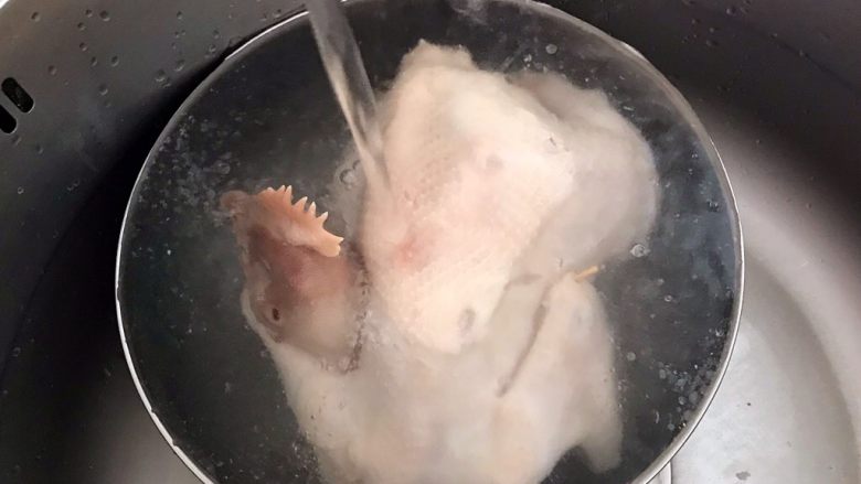 砂锅三黄鸡,把三黄鸡捞出来后立即用冷水过凉，洗去浮沫