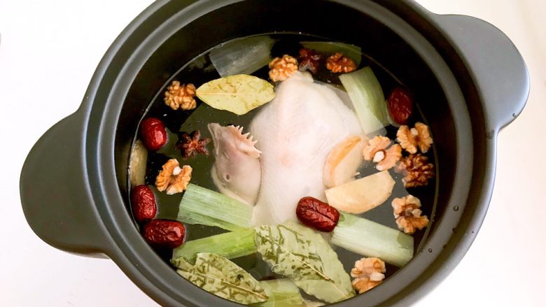 砂锅三黄鸡,沙锅里加入开水，放入红枣，核桃仁，香叶，八角，葱段和鲜姜片