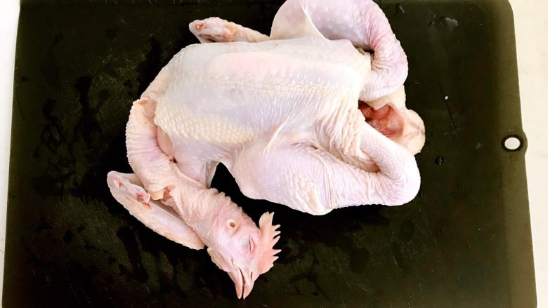 砂锅三黄鸡,把鸡头放在一个翅膀根部夹紧