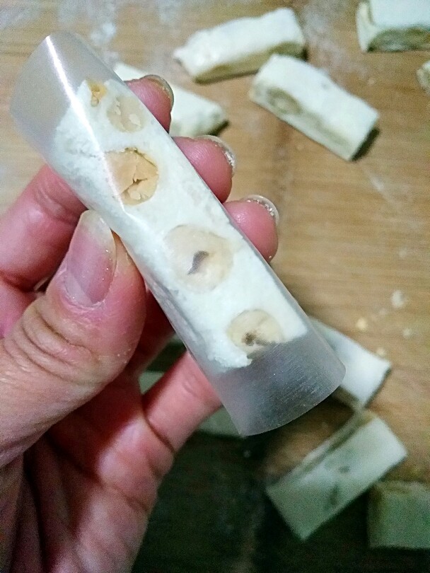 手工牛轧糖（无黄油棉花糖版史上最简单）,外面裹一层糯米纸。