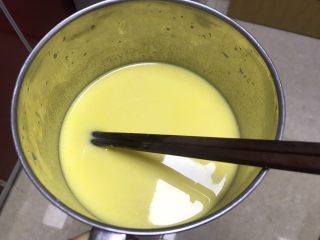 华夫饼（酵母版）,将黄油软化放在牛奶里面，加入糖搅拌均匀，家里没有牛奶，用温开水泡的奶粉，黄油直接放里面搅拌化了，然后放入鸡蛋搅拌均匀