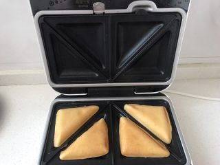 华夫饼（酵母版）,配套有三个模具，这个是三角形，里面可以放夹心酱