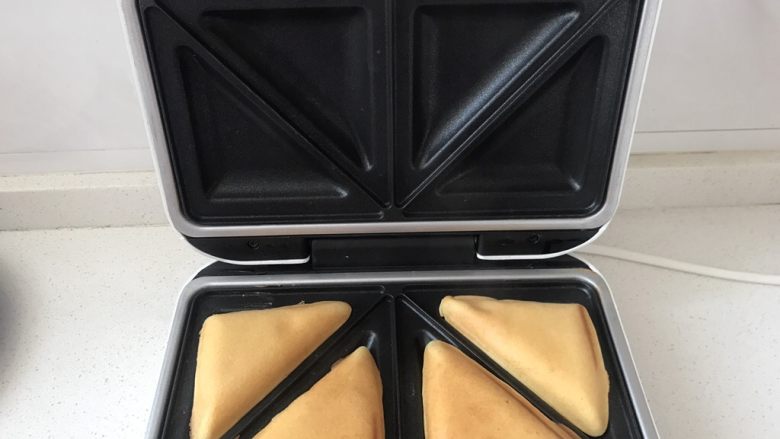 华夫饼（酵母版）,配套有三个模具，这个是三角形，里面可以放夹心酱