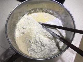华夫饼（酵母版）,加入面粉和酵母
