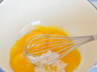 红丝绒蛋糕卷,蛋清与蛋黄分离，蛋黄加10元糖搅匀。