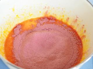 红丝绒蛋糕卷,低粉与红曲粉混合过筛，加入搅拌均匀。