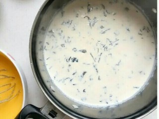 乌龙茶戚风蛋糕,牛奶在锅里加热至几乎沸腾后关火，放入乌龙茶叶盖上锅盖。