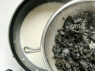 乌龙茶戚风蛋糕,焖10分钟左右后将茶叶滤掉，留下乌龙茶口味的牛奶。