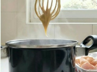乌龙茶戚风蛋糕,重新加热至沸腾后煮1～2分钟至卡仕达酱变得黏稠，期间要不停地搅拌以免卡仕达酱在锅底烧焦。