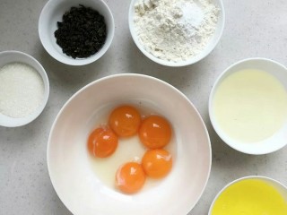 乌龙茶戚风蛋糕,准备材料，将低筋面粉和泡打粉过筛。