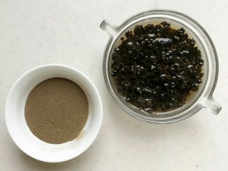 乌龙茶戚风蛋糕, 乌龙茶 (1) 用热水泡10分钟，滤掉茶叶后放凉。乌龙茶 (2) 磨成粉，建议用磨咖啡豆的机器磨得越细越好。