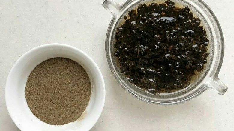 乌龙茶戚风蛋糕, 乌龙茶 (1) 用热<a style='color:red;display:inline-block;' href='/shicai/ 156925'>水</a>泡10分钟，滤掉茶叶后放凉。乌龙茶 (2) 磨成粉，建议用磨咖啡豆的机器磨得越细越好。