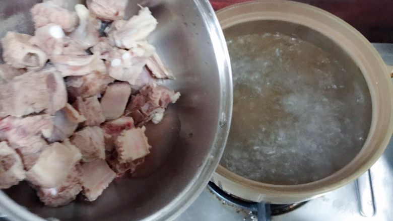 排骨春菜煲,砂锅煮开水，倒入焯水好的排骨。