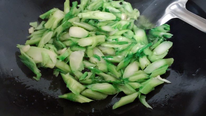 排骨春菜煲,先把春菜茎部放入，炒匀。