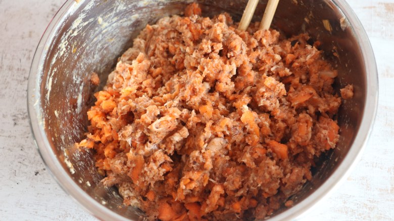 家常水饺-香菇胡萝卜韭菜猪肉馅,肉馅中加入搅打碎的蔬菜馅。