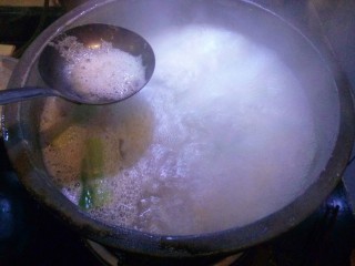 猪皮冻,锅开后撇清浮沫，转中火煮至粘稠，大概用了50分钟左右
