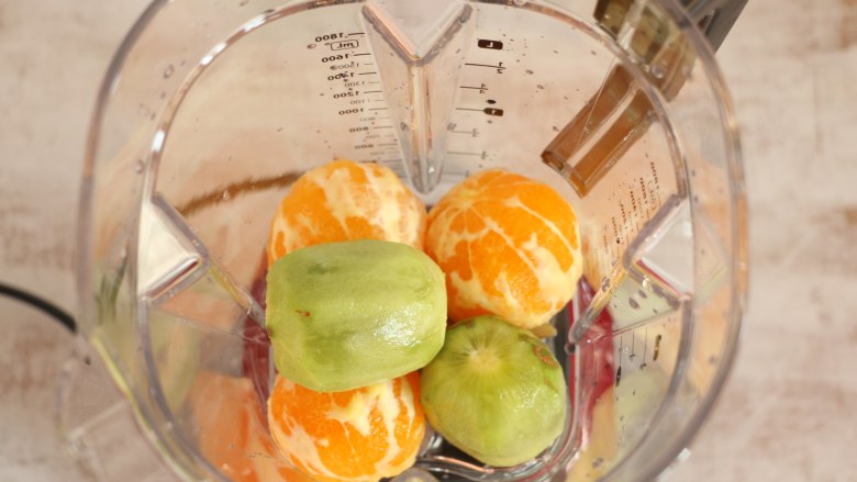 猕猴桃橙汁,将水果直接放入料理杯中。